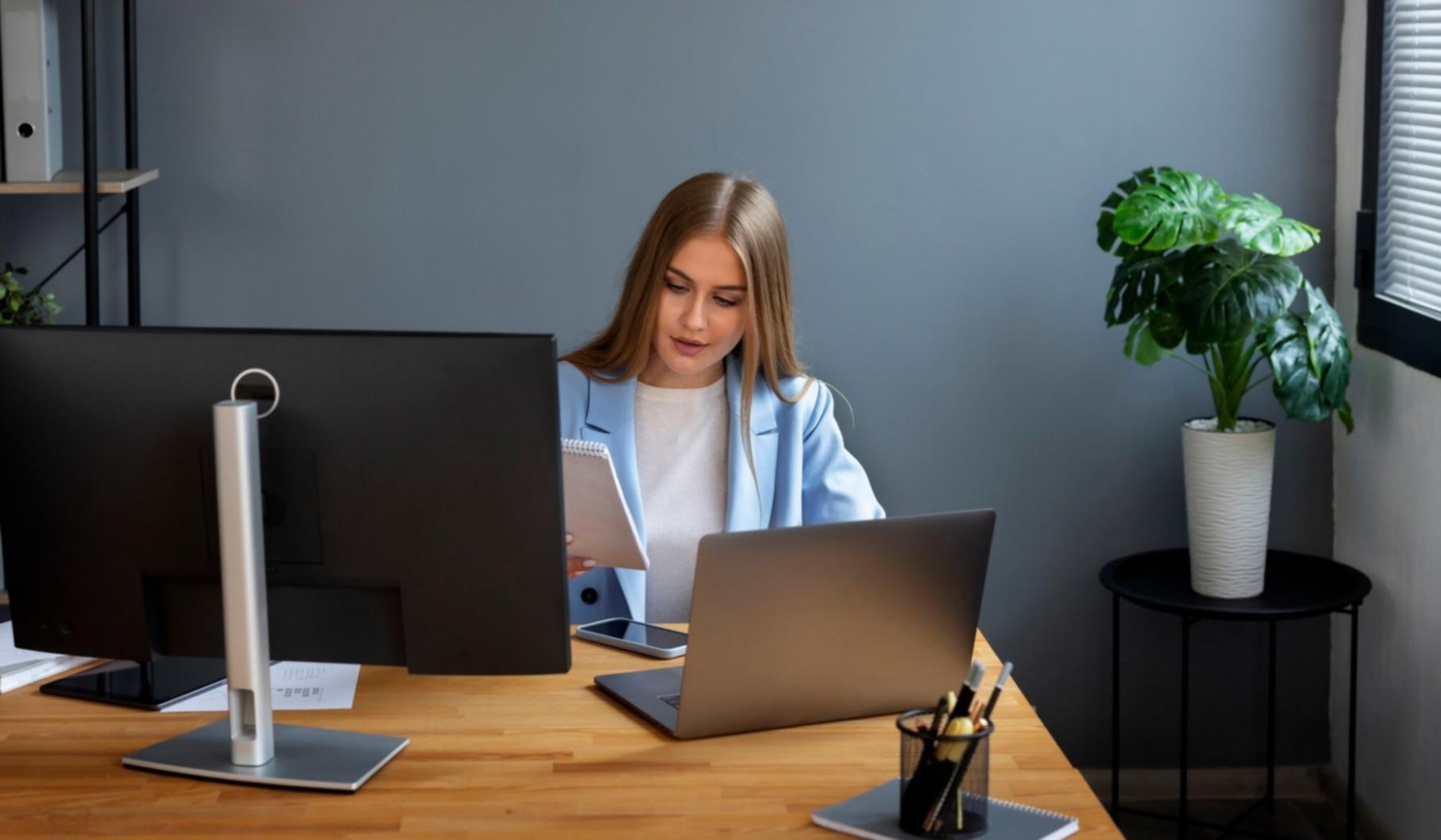 Finanzanalyse Arbeitsplatz mit Dokumenten und Laptop