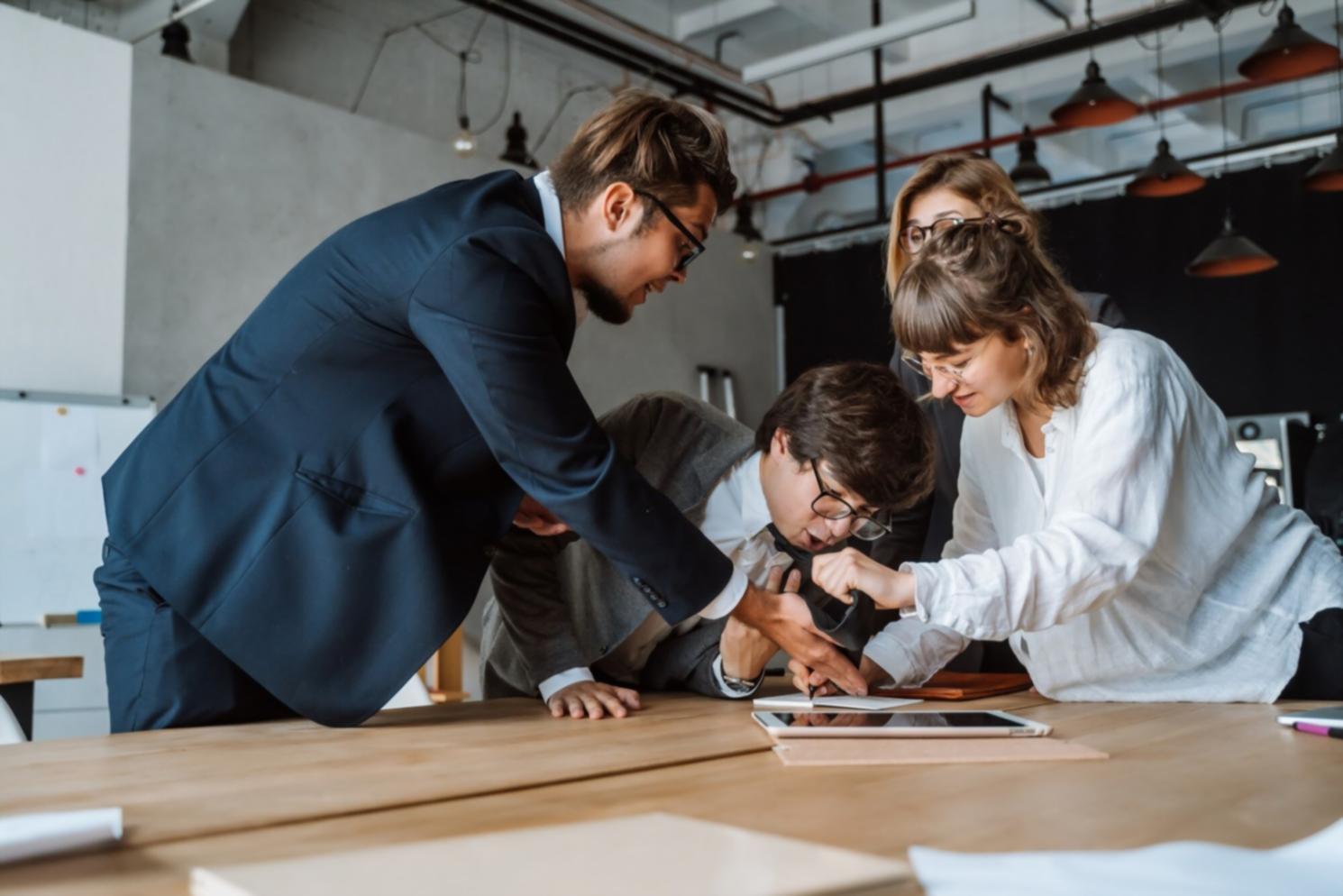 Finanzanalyse Arbeitsplatz mit Dokumenten und Laptop